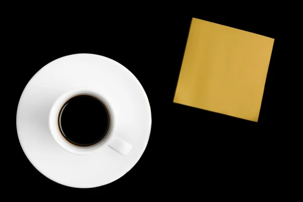 Gelbe Aufkleber und eine Tasse Kaffee — Stockfoto