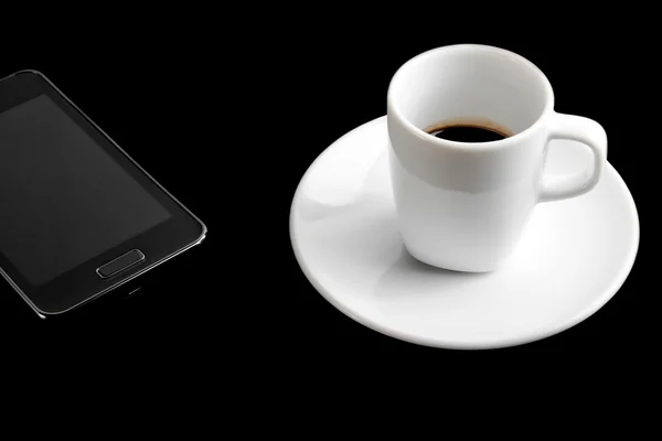 Smartphone preto e xícara de café — Fotografia de Stock