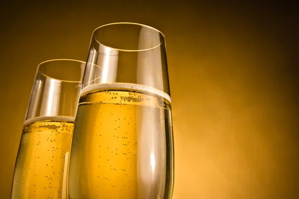 Due bicchieri di champagne con bollicine dorate — Foto Stock