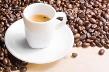 Beyaz fincan espresso kahvenin kahve ile