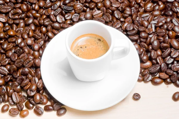 Detalle de taza blanca con café expreso cerca de granos de café —  Fotos de Stock