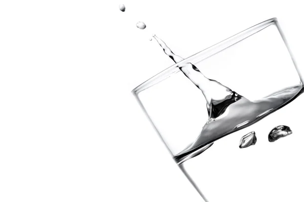 Gush van water in een glas — Stockfoto