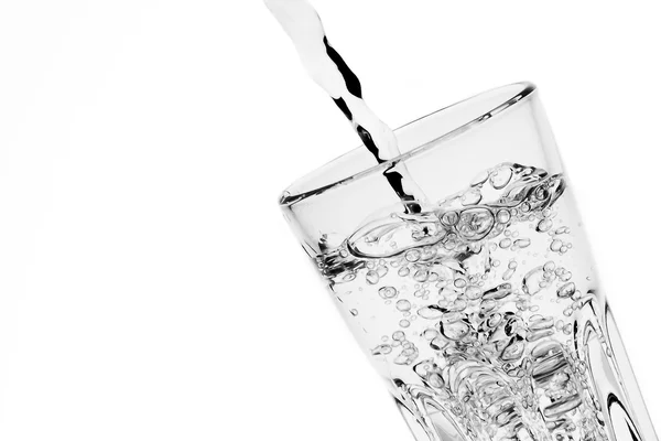 Naplnění sklenice čistou vodou s prostorem pro text — Stock fotografie