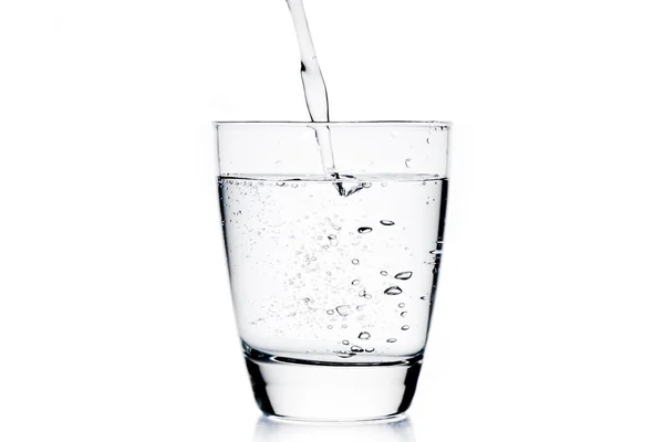 Tömés egy pohár tiszta vízzel — Stock Fotó
