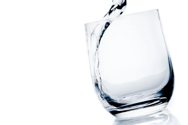 Detail van een glas met zuiver water met bubbels en ruimte voor tekst — Stockfoto