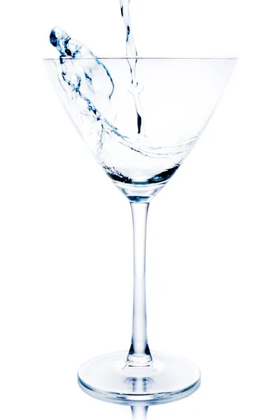 Белый коктейль с голубыми отражениями и брызгами — стоковое фото