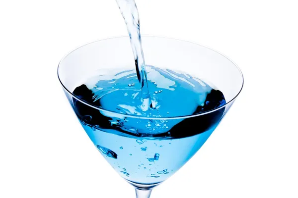 Dessus de la vue de remplir un verre avec un cocktail bleu incliné et bulles — Photo