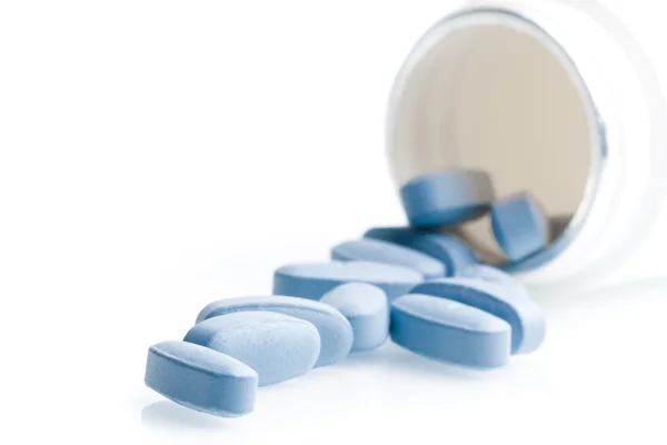 Blaue Medikamententabletten im Labor in der Nähe eines weißen Behälters — Stockfoto