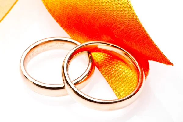 Zlaté snubní prsteny u pásu — Stock fotografie