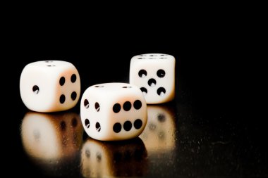 Üç zar üzerinde eski ahşap siyah masa beyaz