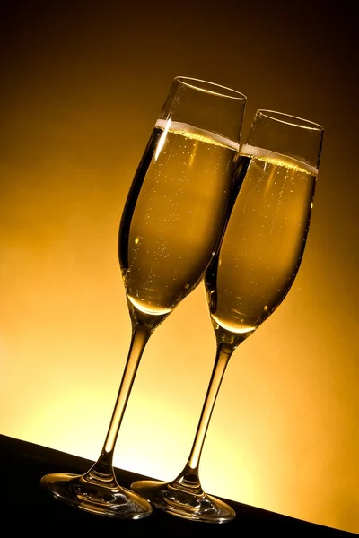 Dos copas de champán con burbujas —  Fotos de Stock