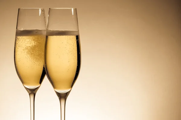 Deux verres de champagne avec des bulles d'or — Photo