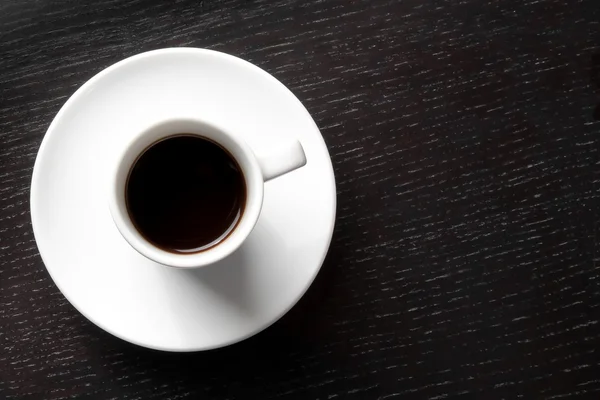 Weiße Tasse mit schwarzem Kaffee mit Platz für Text — Stockfoto