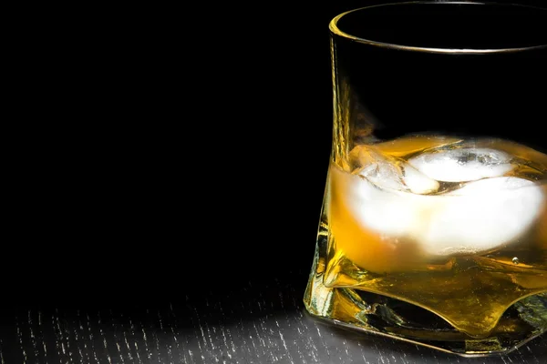 Půl sklenky nápoje s ledem — Stock fotografie