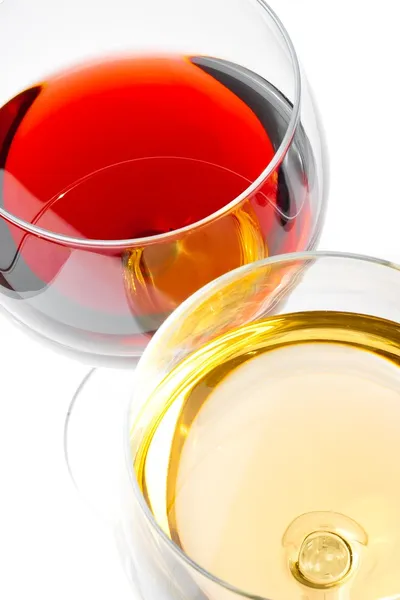 Крупный план красных и белых бокалов для вина — стоковое фото