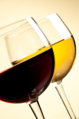 detay tablo üzerinde kırmızı ve beyaz şarap gözlük