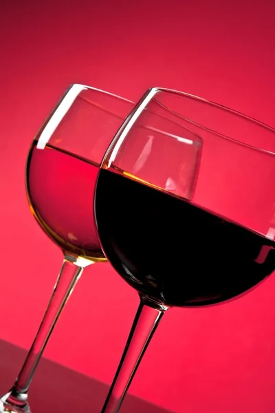 Dettaglio di bicchieri di vino rosso e bianco — Foto Stock