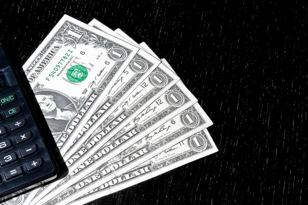 Detail der US-Dollar in der Nähe Taschenrechner — Stockfoto