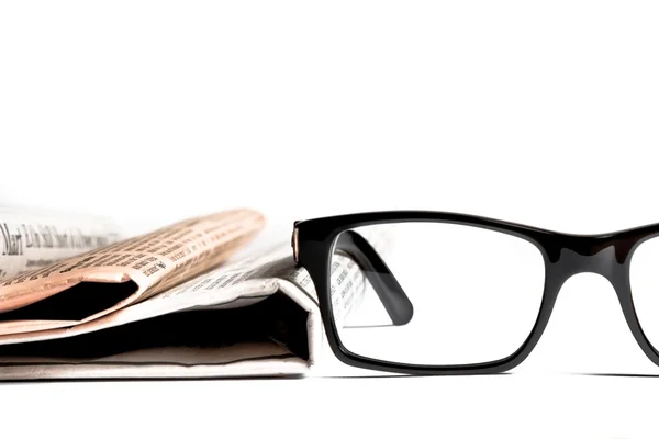Szemüveg közelében pénzügyi napilap — Stock Fotó