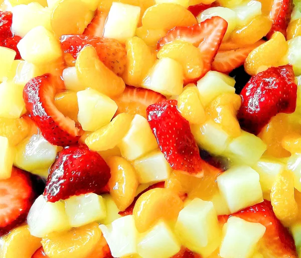 Ovocný salát s jahodami, pomerančů a broskví pro pozadí — Stock fotografie
