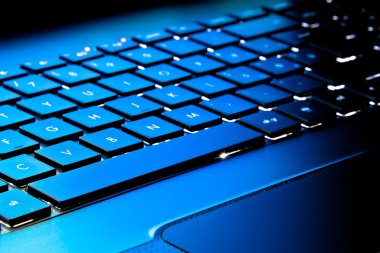 laptop klavye mavi ve tonlu arka plan olarak