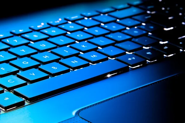 Laptop tangentbord som bakgrund tonas till blå — Stockfoto