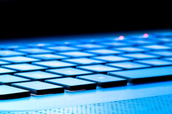 Teclado laptop como um fundo tonificado para azul — Fotografia de Stock