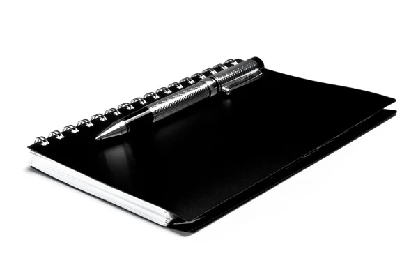 Zwarte notebook en pen — Stockfoto