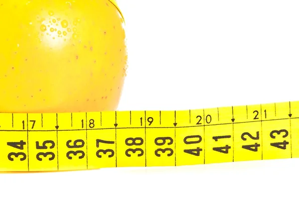 Measuring tape near wet apple — Stock Photo, Image