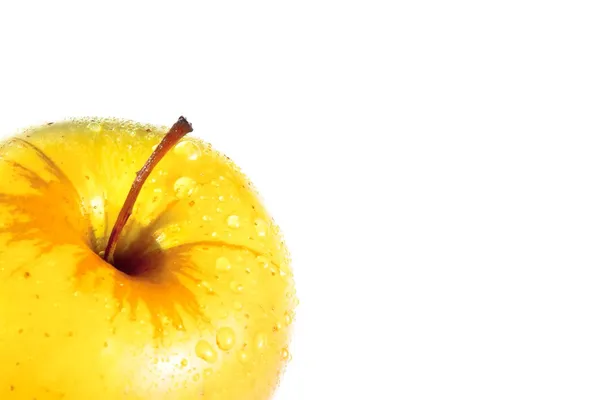 Natte gele heerlijke appel met ruimte voor tekst — Stockfoto