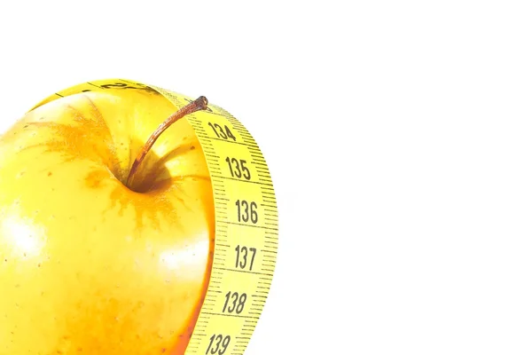 Cinta métrica alrededor de manzana amarilla con espacio para texto, concepto de dieta — Foto de Stock