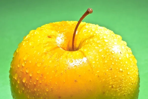 Wet yellow delicious apple — Stock Photo, Image