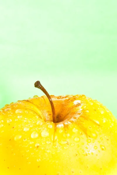 Våt gula äpple med utrymme för text — Stockfoto