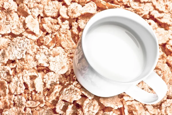 Arriba de la vista de taza de leche en copos de maíz, concepto de dieta —  Fotos de Stock
