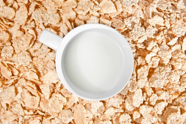 Tempo per la colazione con latte e corn flakes — Foto Stock