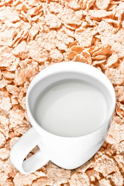 Tempo per la colazione con latte e corn flakes — Foto Stock