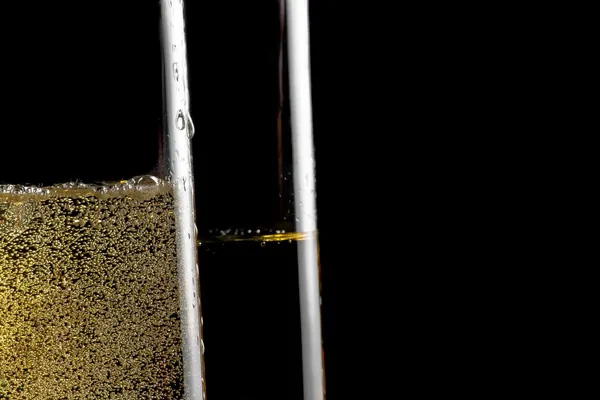 Λεπτομέρεια ενός ζεύγους φλάουτα σαμπάνια με χρυσή φυσαλίδες — Φωτογραφία Αρχείου