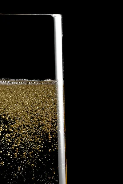 Dettaglio di un flauto di champagne con bollicine dorate — Foto Stock