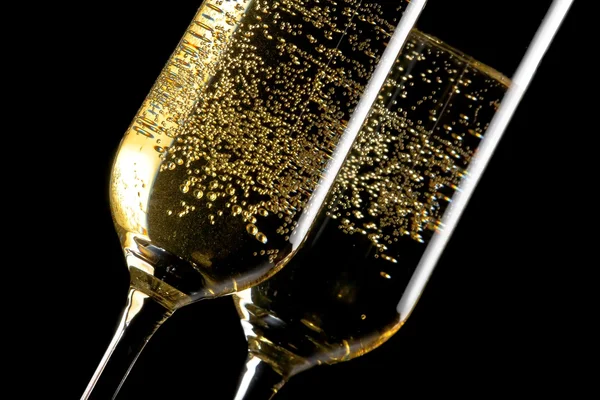 Detail of a pair of flutes of champagne with golden bubbles — Stock Photo, Image