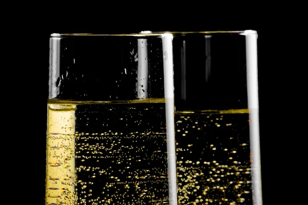 Detail of a pair of flutes of champagne with golden bubbles — Stock Photo, Image