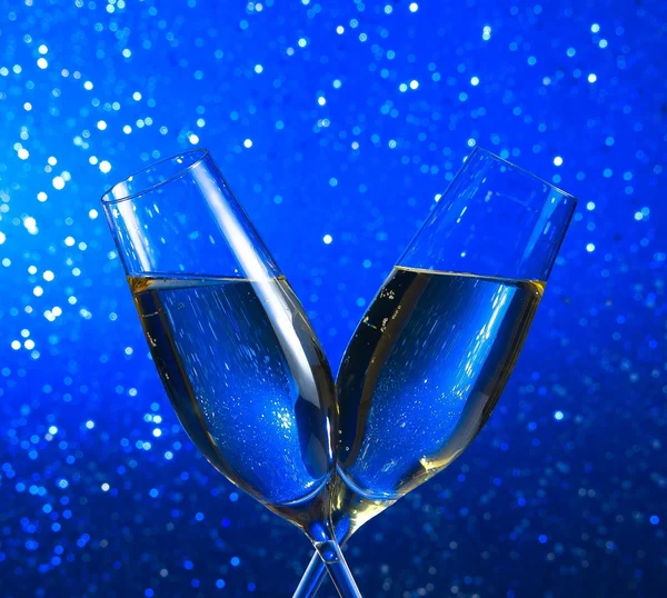 Flautas de champán sobre fondo bokeh luz azul —  Fotos de Stock