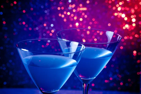 Detail von zwei Gläsern blauen Cocktails auf dem Tisch — Stockfoto