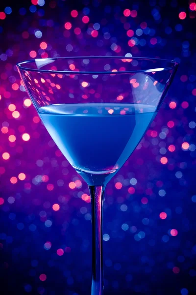 One glass blue cocktail on blue and violet tint light background — Stock Photo, Image