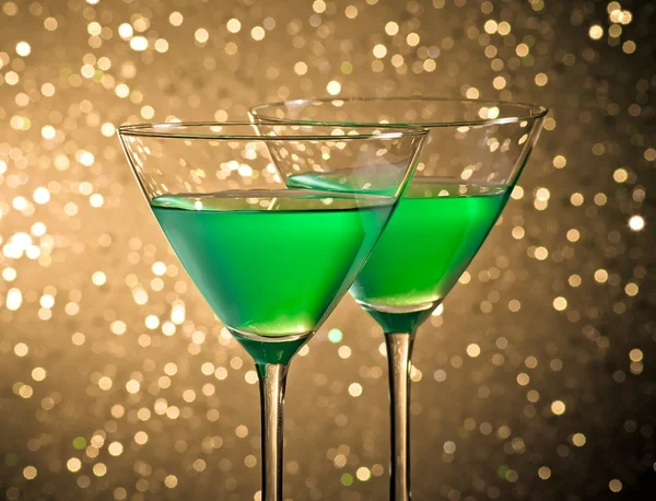Verres de cocktail vert sur la table — Photo