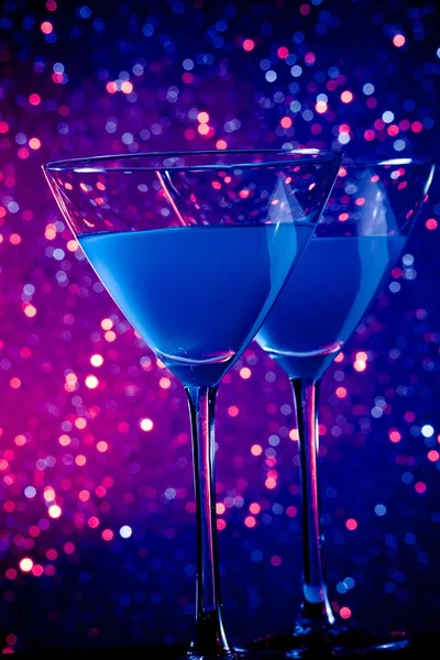 A pair of glasses of blue cocktail on table — Stock Photo, Image