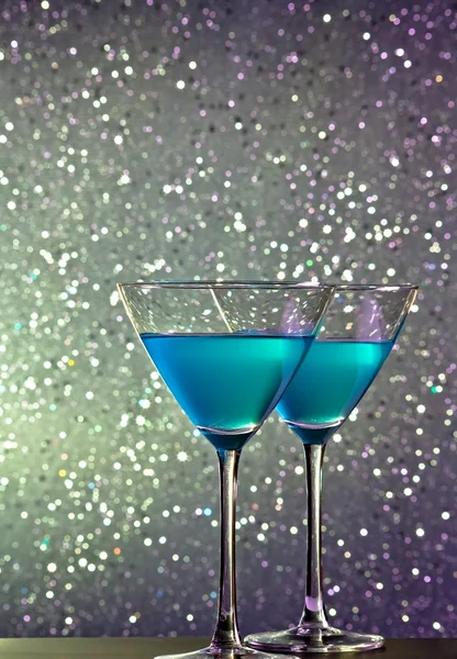 A pair of glasses of blue cocktail on bar table — Stock Photo, Image