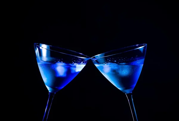 A pair of glasses of fresh cocktail with ice make cheers — Stock Photo, Image