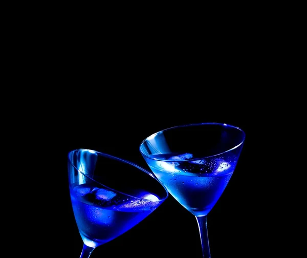 Glasses of fresh blue cocktail with ice make cheers — Stock Photo, Image