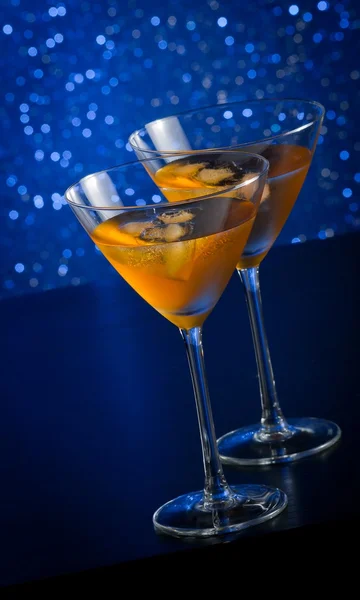 Two glasses of fresh cocktail with ice on bar table — Stock Photo, Image