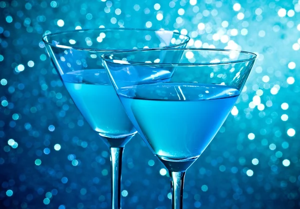 Detail of a pair of glasses of blue cocktail on table — Stock Photo, Image